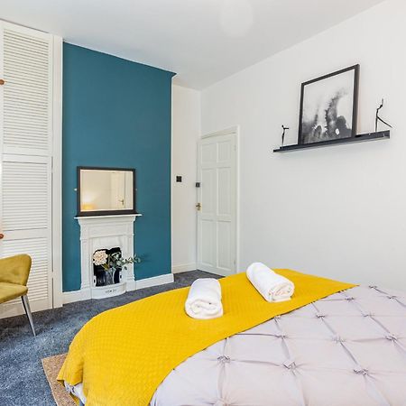 Coronation House By Yourstays - 3 Bedroom House In Newcastle-Under-Lyme Stoke-on-Trent Kültér fotó