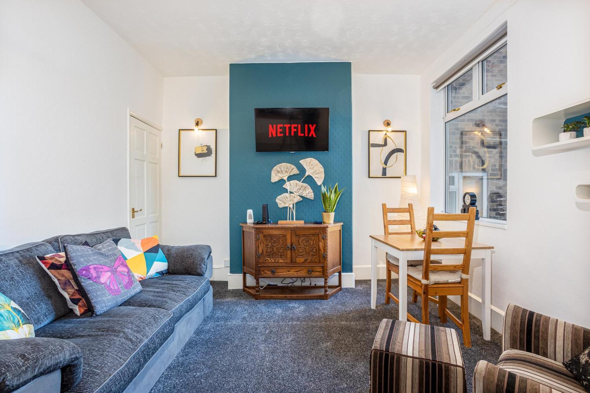 Coronation House By Yourstays - 3 Bedroom House In Newcastle-Under-Lyme Stoke-on-Trent Kültér fotó