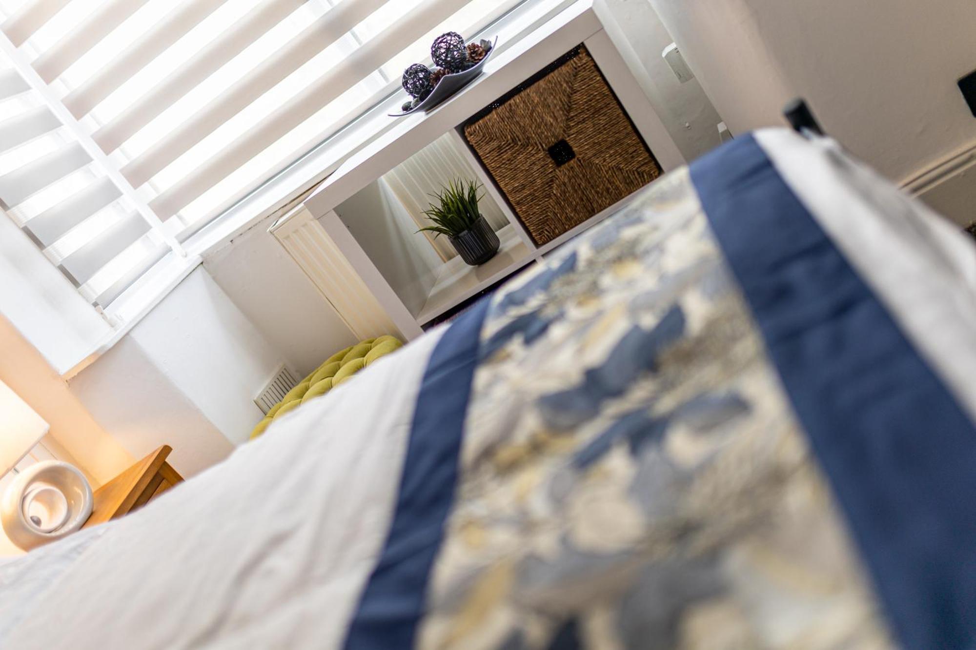 Coronation House By Yourstays - 3 Bedroom House In Newcastle-Under-Lyme Stoke-on-Trent Kültér fotó