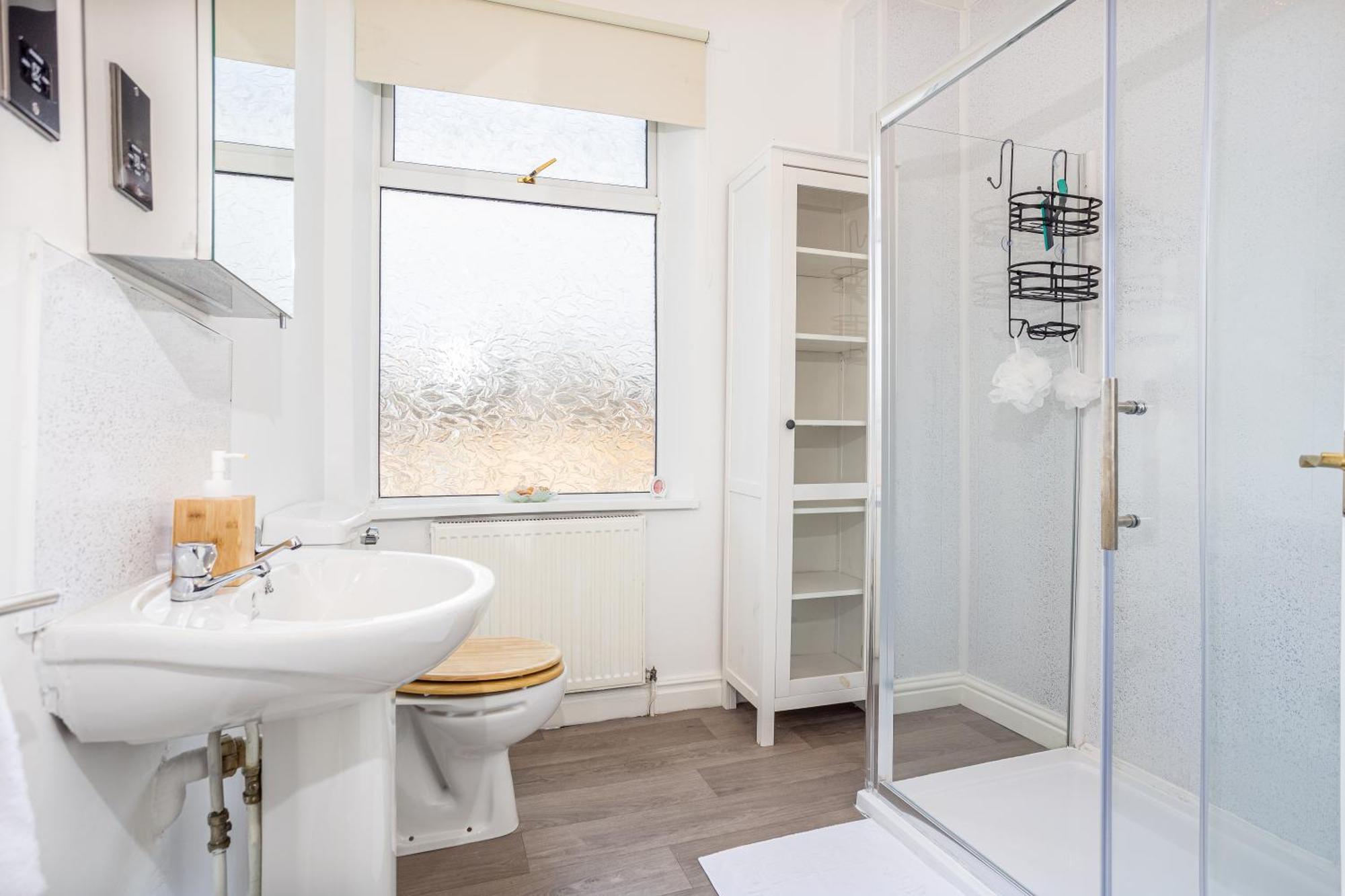 Coronation House By Yourstays - 3 Bedroom House In Newcastle-Under-Lyme Stoke-on-Trent Kültér fotó