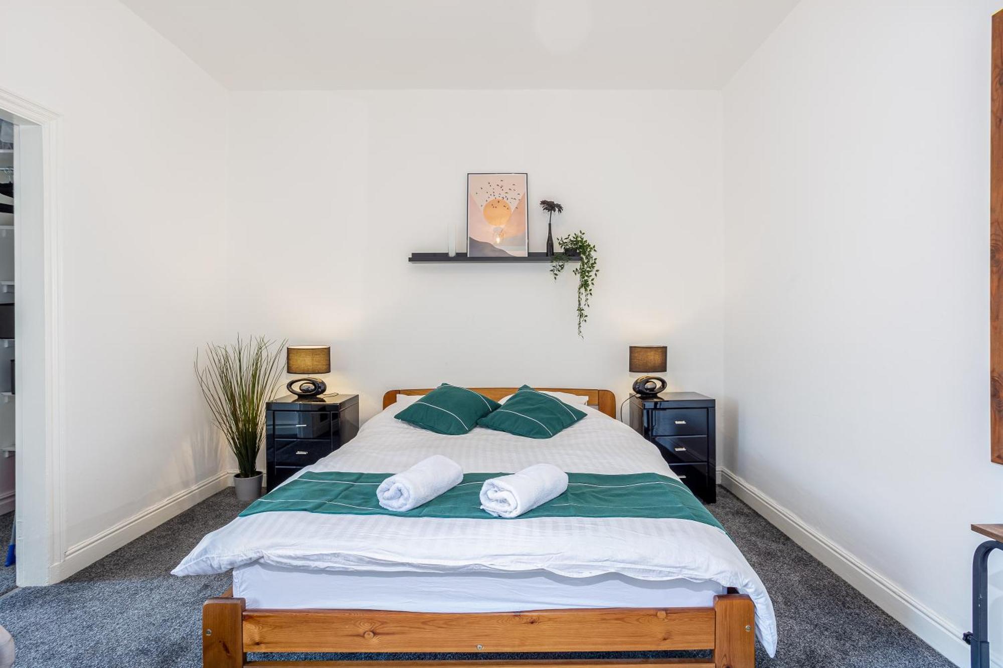 Coronation House By Yourstays - 3 Bedroom House In Newcastle-Under-Lyme Stoke-on-Trent Kültér fotó